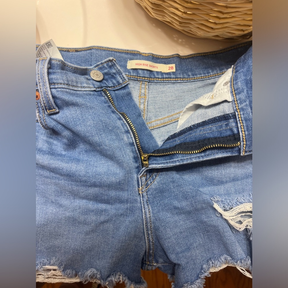 Levi’s High Rise Shorts - Picture 4 of 4